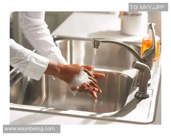 口罩足球球星崛起：疫情中的英雄与绿茵场的坚韧精神