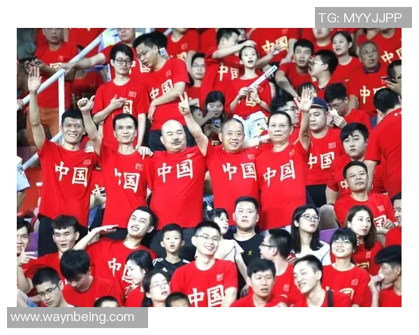 球迷热情合影记录足球球星风采瞬间留下珍贵回忆