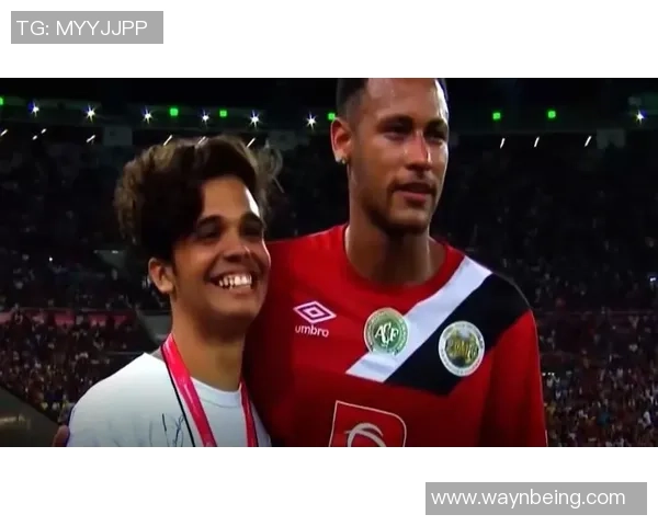 足球巨星温情合影定格绿茵场内外难忘经典瞬间