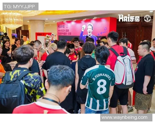 足球球星暖心之举亲手送出签名裤子引发球迷热烈欢呼