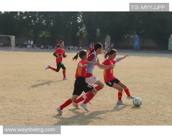 足球球星精彩瞬间定格出场照展现运动之美与拼搏精神