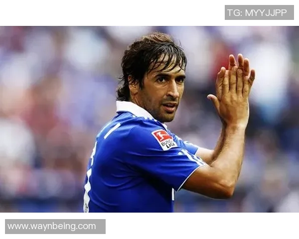 足球球星赛场上帅气庆祝瞬间集锦展现魅力与风采